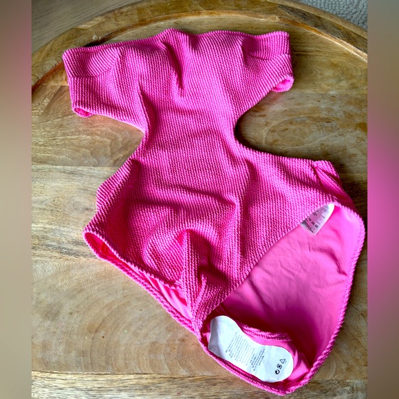 H&M Cut Out One Piece Swimsuit - Picture 4 of 6